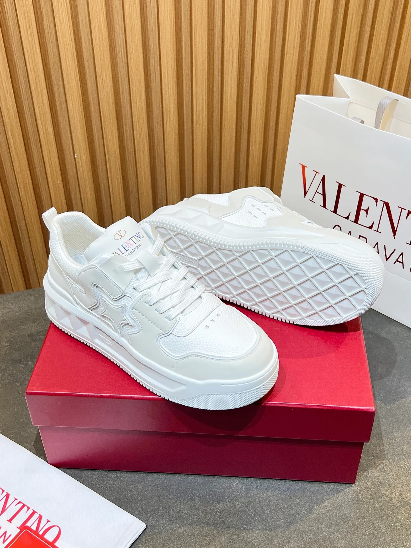 👟👟Ex-factory price 660👟👟 𝑽𝒂𝒍𝒆𝒏𝒕𝒊𝒏𝒐Valentino 𝑶𝒏𝒆𝑺𝒕𝒖𝒅 Couple casual sports shoes series Valentino 2024 new couple sports shoes are on sale. The original ZP was purchased and dismantled. Repeated pattern making and modification. I tried my best to restore it one to one! Top luxury masterpiece Signature five-pointed star design Soft and comfortable genuine leather with contrasting colors brings excellent and elegant texture and excellent on-foot comfort Top purchasing version upper: imported calfskin surface/original oil edge craftsmanship Outsole: original development 𝐓𝐏𝐔 two-color combination outsole Packaging: original configuration complete package Code number: 34-𝟒𝟓